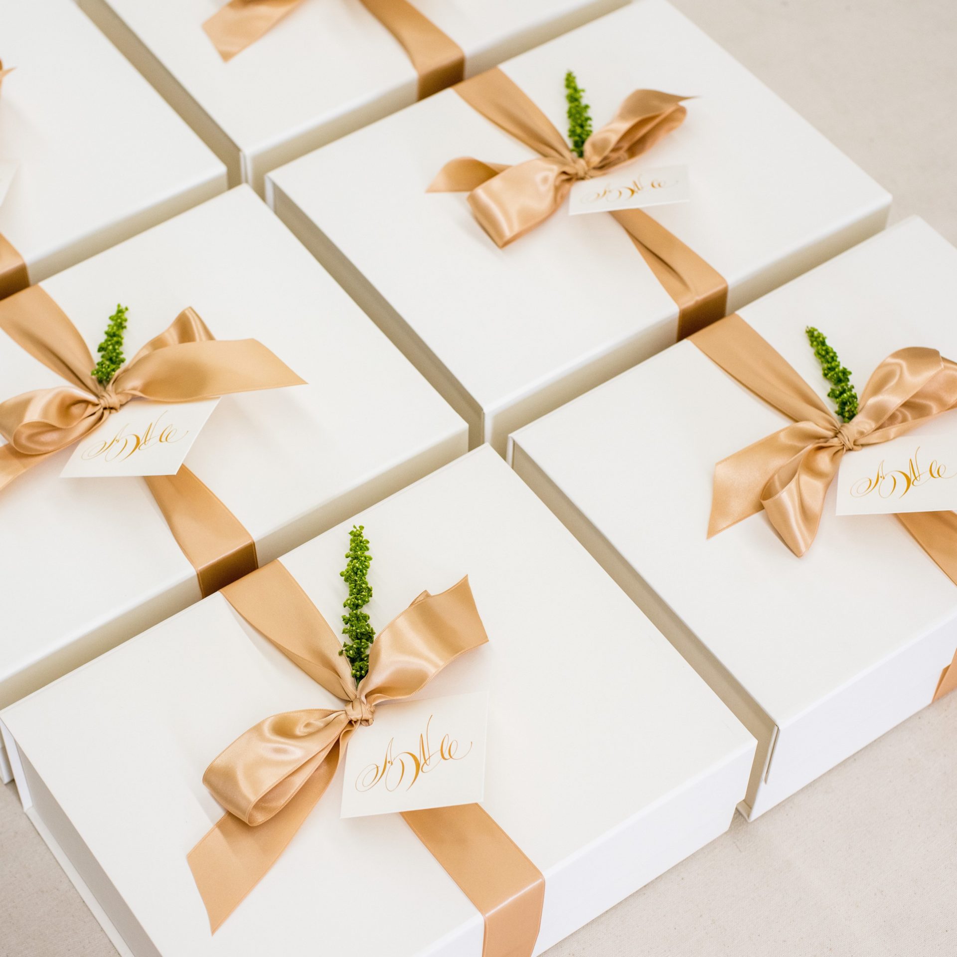 5 Creative ways to Decorate a Wedding Gift - 2024 Guide - WeddingStats