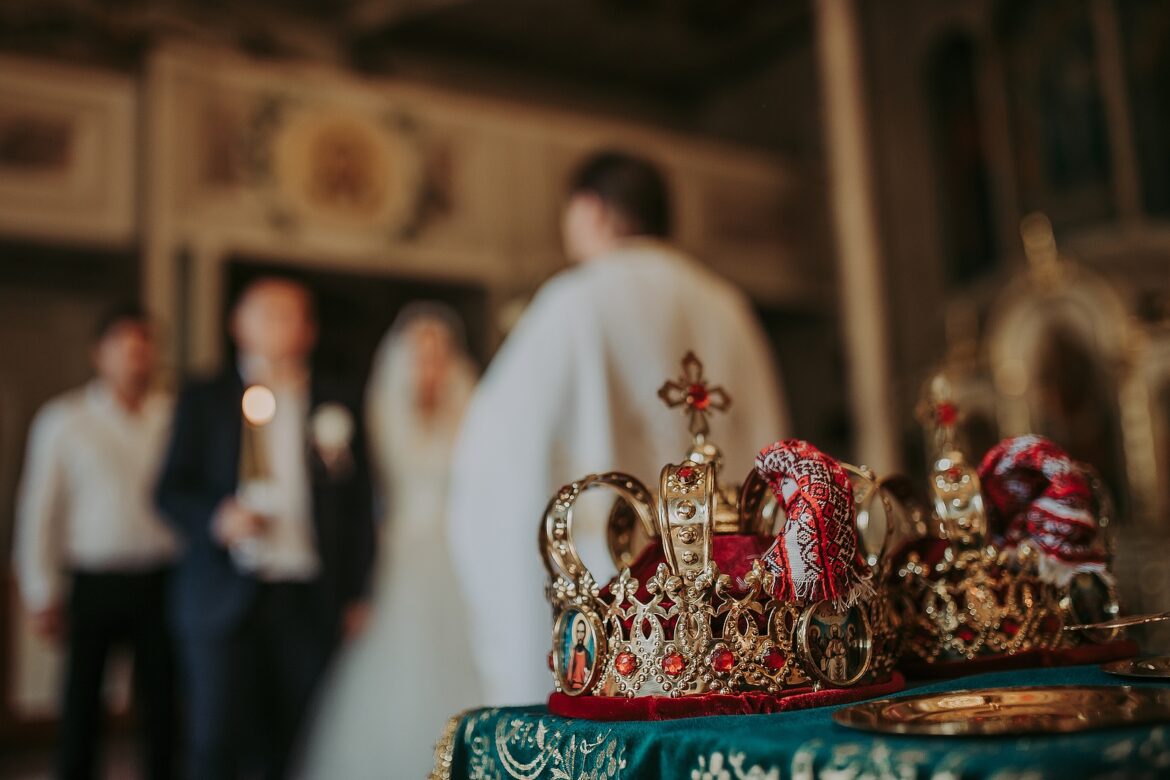 https://www.weddingstats.org/wp-content/uploads/2021/02/1-weddingstats.org-6-Amazing-Russian-Wedding-Traditions-1170x780.jpg