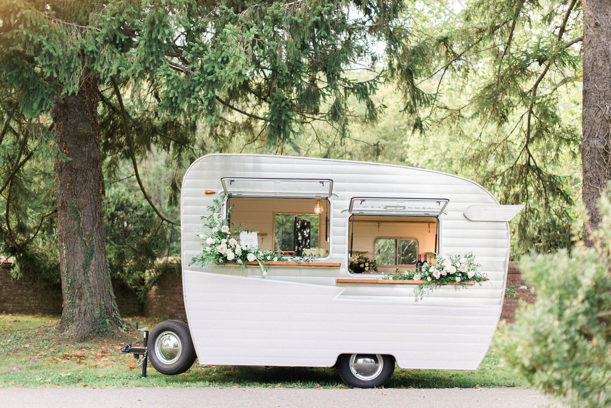 11 Ways to Use RV for Your Wedding Plans 2024 Guide WeddingStats